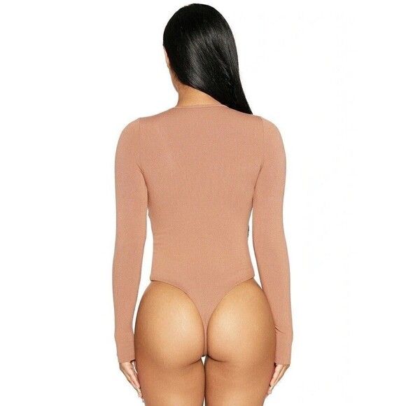 NWT Naked Wardrobe v-neck bodysuit Size XS - Picture 2 of 6